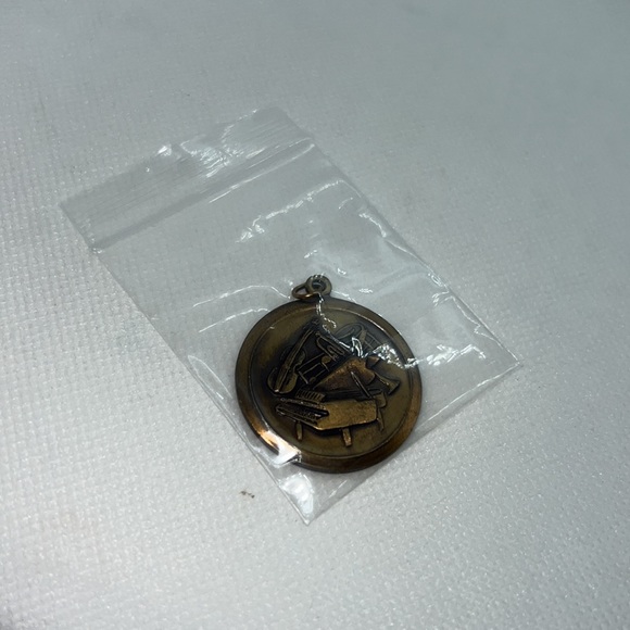 MUSICAL INSTRUMENT PENDANT CHARM PIANO, VIOLIN, SAXOPHONE, NOTOS - Picture 10 of 11